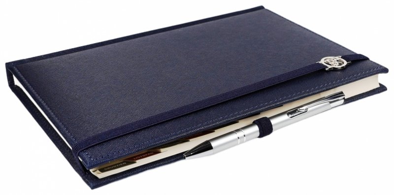 Kalendarz książkowy 2026 A5 dzienny papier chamois wycinane registry oprawa z zamykaniem na gumkę i mocowaniem na długopis ROSSA VIU granatowa Z NADRUKIEM LOGO