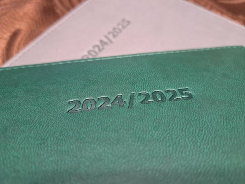 kalendarze z tłoczoną datą 2024/2025 dla nauczycieli 