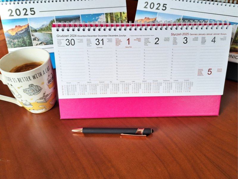 Kalendarz biurowy na rok 2025 stojący tygodniowy