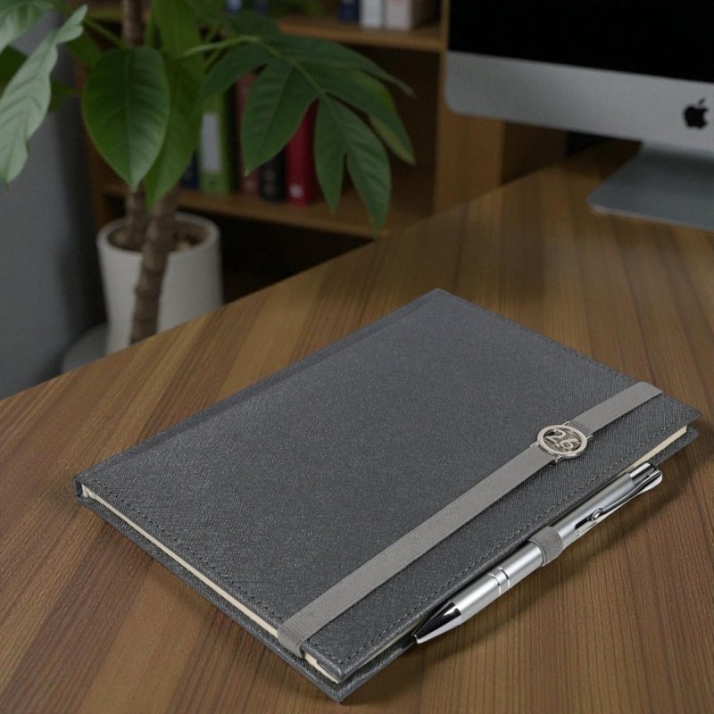 Kalendarz książkowy 2026 B5 dzienny papier chamois wycinane registry oprawa z zamykaniem na gumkę i mocowaniem na długopis ROSSA VIU szara Z NADRUKIEM LOGO