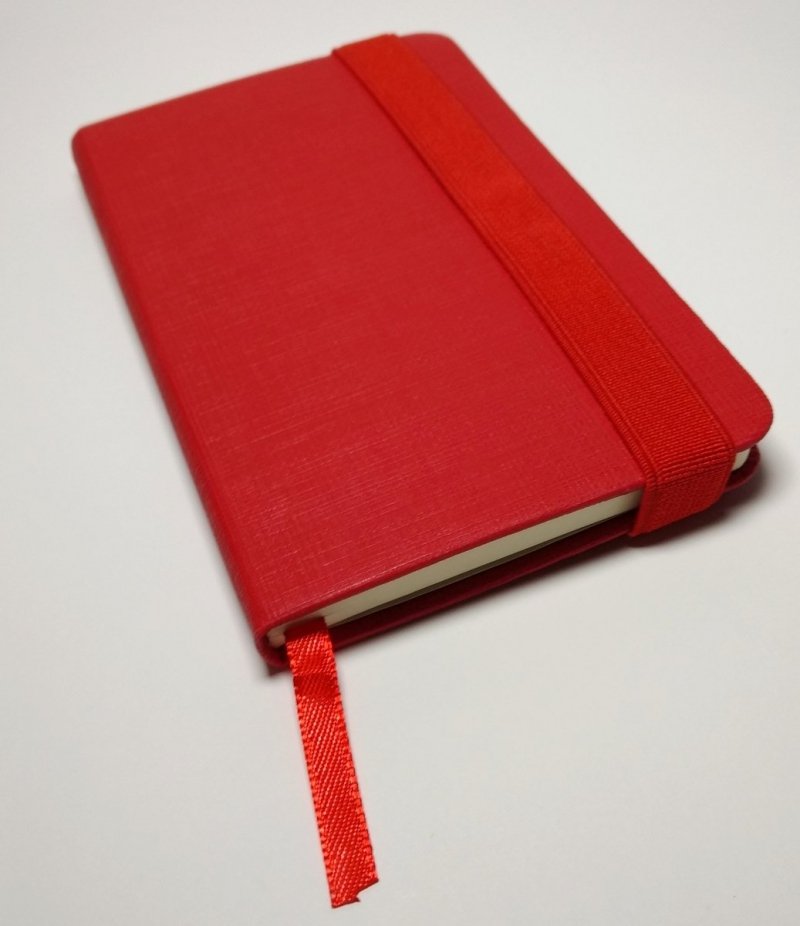 Notes A6 z długopisem zamykany na gumkę - papier chamois w linie oprawa EKOSKÓRA LINEN czerwona (gumka czerwona) Z NADRUKIEM