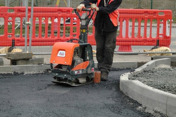 Zagęszczarka dwukierunkowa rewersyjna Altrad Belle RPX 35/50 w pracy