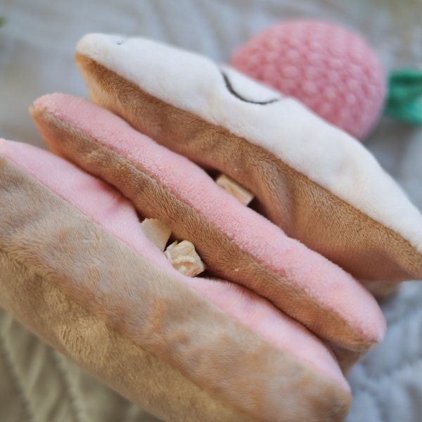 Pups & Bubs STRAWBERRY MILLE-FEUILLE Truskawkowy Torcik zabawka węchowa  dla psa i kota