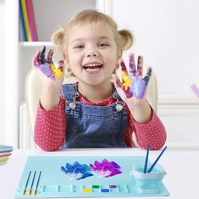 Mata do malowania z kubkiem i zestawem 10 pędzli