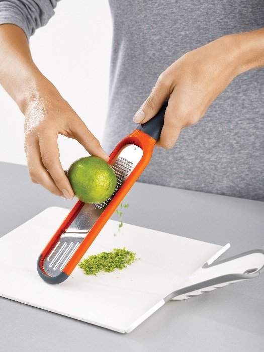 Joseph Joseph Tarka z plastrownikiem Handi-grate