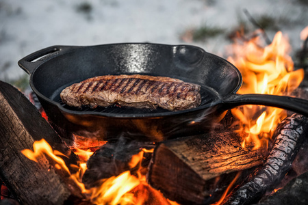Grillowa patelnia żeliwna Petromax GP30 30 cm z rączką