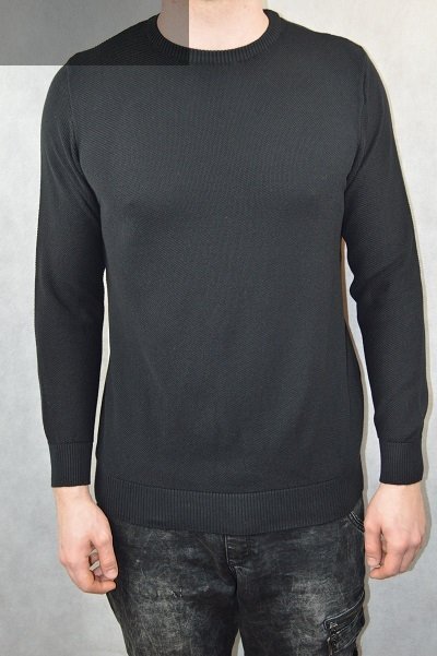 Czarny sweter męski ze wzorem.