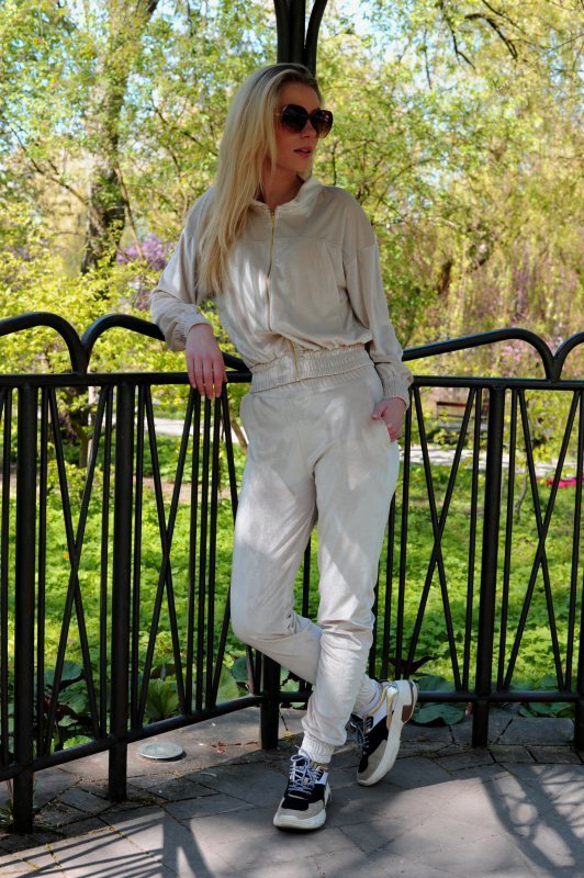 Goldenia Beige/Beżowy welurowy komplet dresowy zapinany na zamek Merribel rozmiar - XL