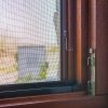 Sposób montaży moskitiery okiennej za pomocą uchwytu sprężynkowego