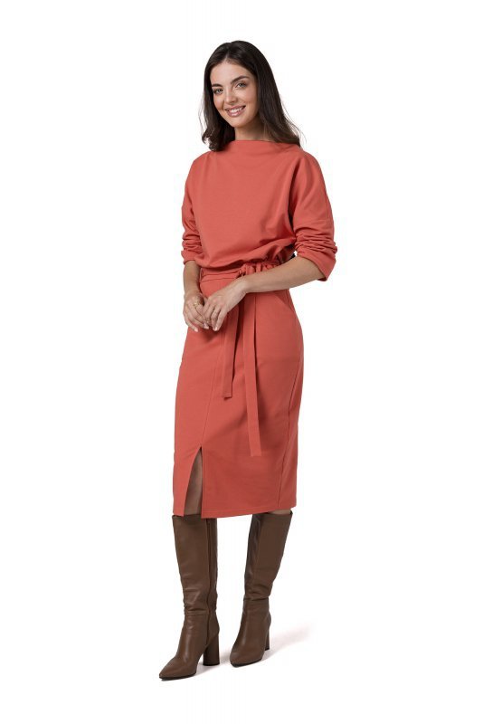 BeWear B269 Sukienka ołówkowa midi z paskiem - ceglasta
