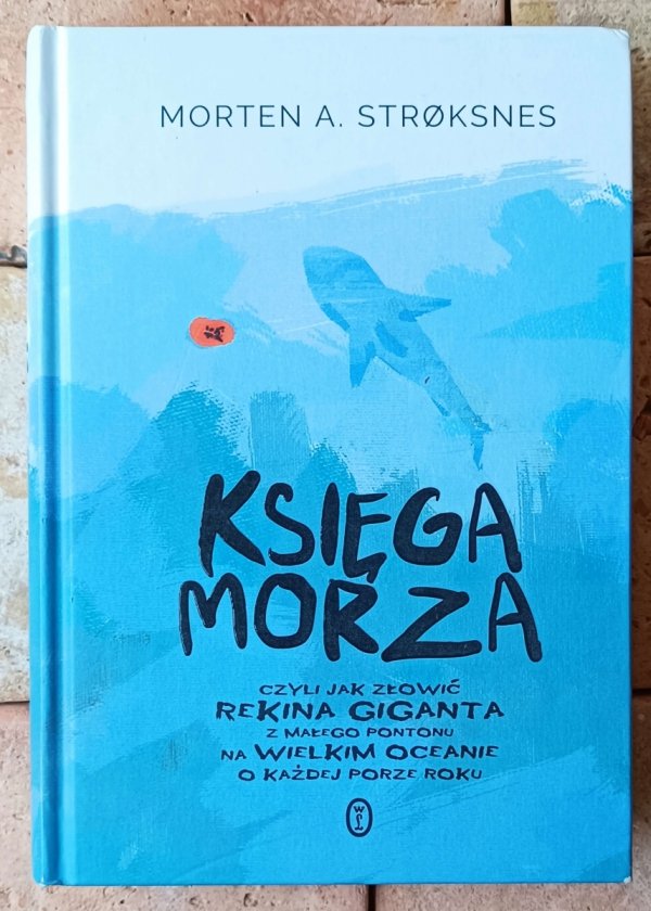 Morten A. Stroksnes Księga morza, czyli jak złowić rekina giganta z małego pontonu na wielkim oceanie o każdej porze roku - okładka