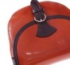 Kožený listový nosič od talianskej spoločnosti FLORENCE. Krásna taška cez rameno, má tvar malého polmesiaca. Malá, elegantná - i