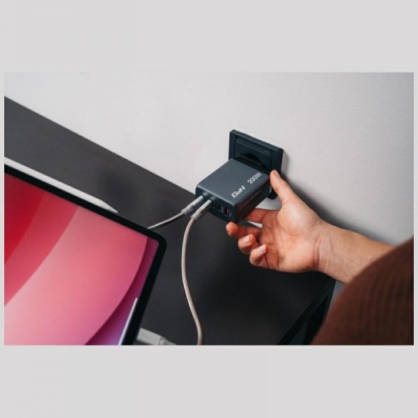 Verbatim Ładowarka sieciowa GaN 200W3xUSB-C/USB-A + Adapter EU/UK/US GNC-200 32204