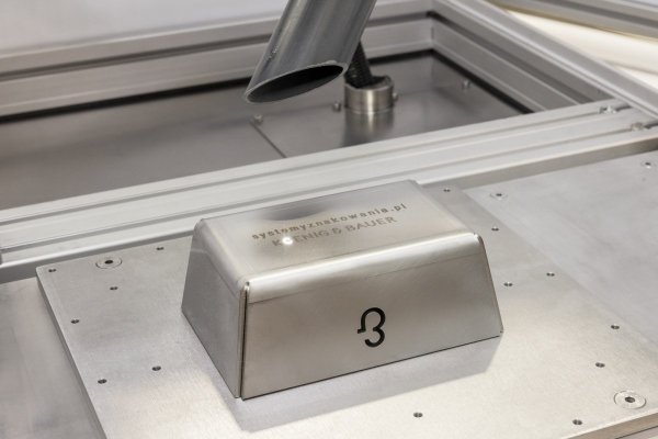 Laser-marking cabinet with automatic door and motorized axis
