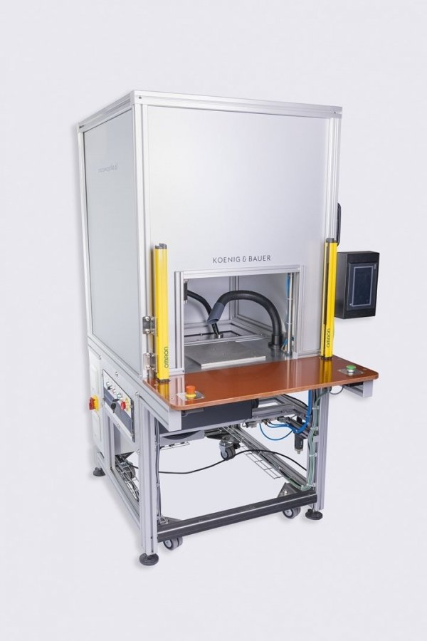 Laser-marking cabinet with automatic door and motorized axis