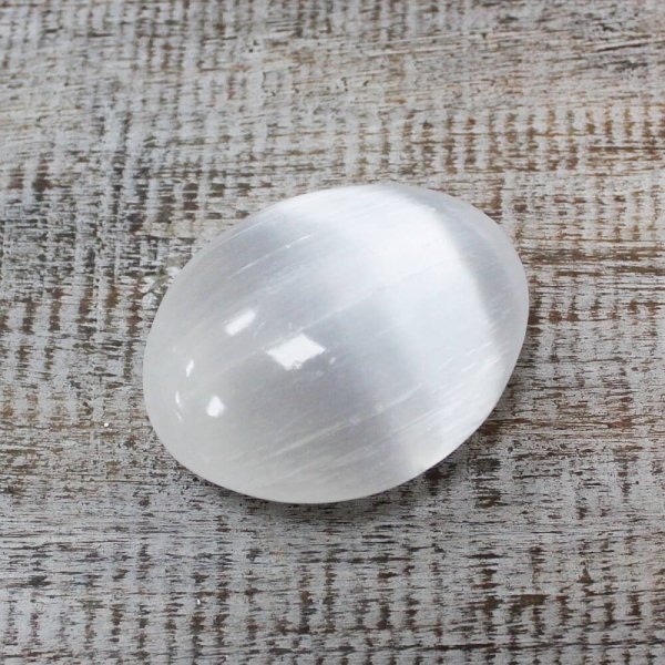 naturalny selenit Kamień Księżycowy - okrągły, płaski kamień 6,5 cm