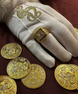 Sygnet Świętego Mikołaja – złoty, z literą „M” | Akcesorium deluxe 