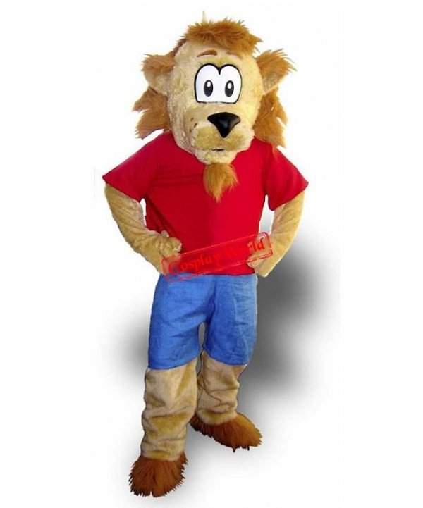 Lew w czerwonej koszulce i niebieskich spodenkach