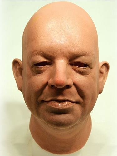 Widok z przodu maski z twarzą dorosłego mężczyzny
