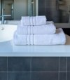 Ręcznik hotelowy z ozdobną bordiurą