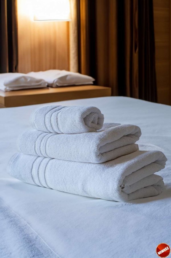 Ręcznik hotelowy z ozdobnym reliefem
