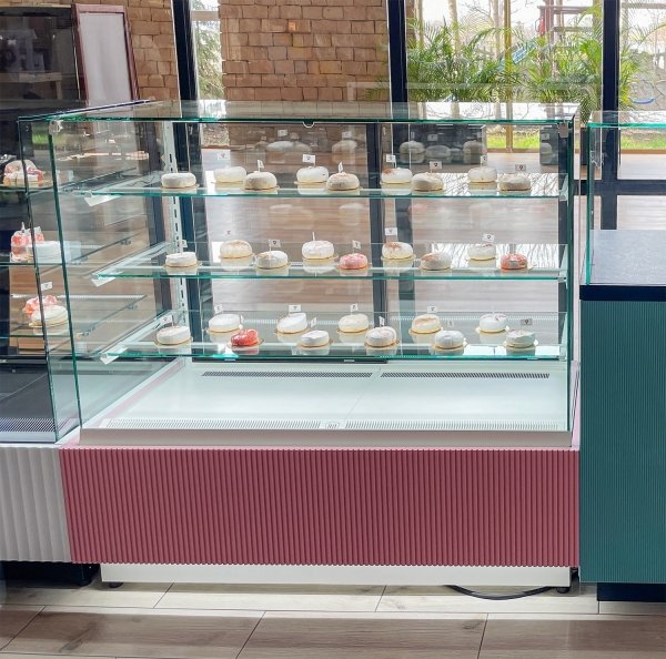 Witryna cukiernicza chłodnicza Dolce Visione Premium 1300 Bianco | podświetlany cokół | białe wnętrze | 1300x670x1300 mm