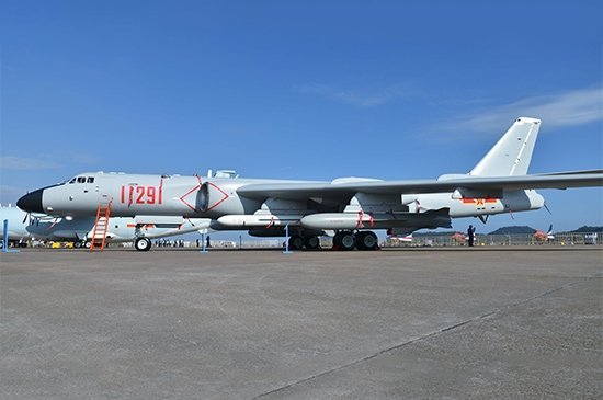 Trumpeter 03930 Xian H-6K Bomber 1/144