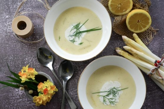  Smakowita zupa szparagowa: Idealny przepis na letnie danie!