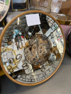 Metalowo szklany lustrzany zegar z widocznym mechanizmem