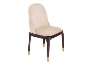 Krzesło w kolorze pudrowym na czarnych nogach zdobionych złotem