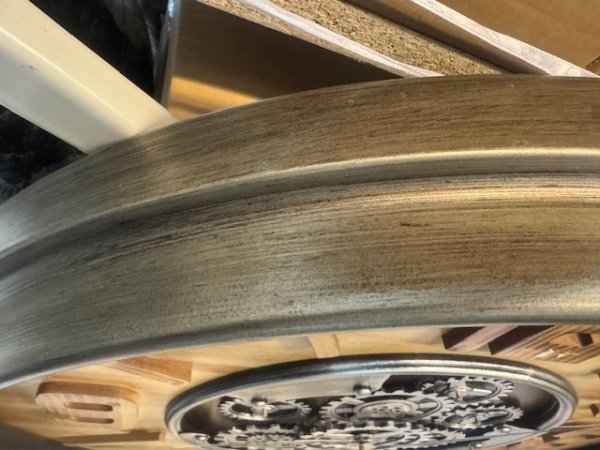 Dekoracyjny zegar vintage z mechanizmem trybikowym, połączenie drewna i metalu, elegancki design