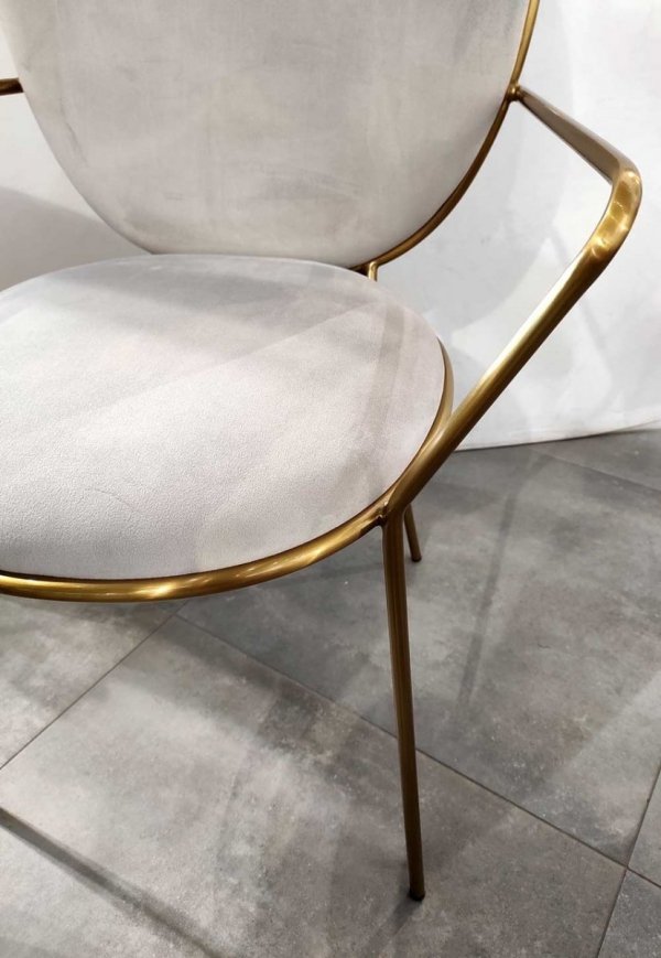 Tapicerowane krzesło Liam nowoczesne szare na złotych nogach