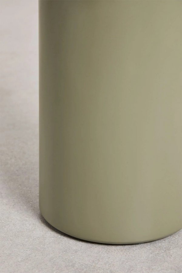 Okrągły stolik pomocniczy Rodeo MDF Ø45 cm w kolorze Salvia Zieleń, minimalistyczny design, ustawiony obok sofy, na blacie dekoracyjne elementy wnętrza.