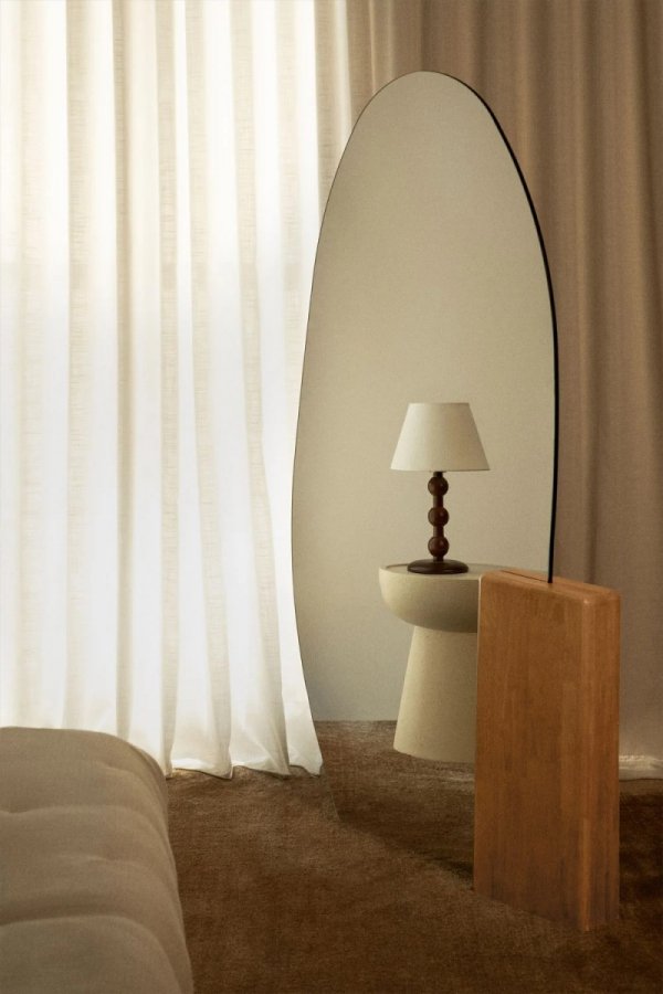 Lustro stojące z drewna dębowego Eriste o owalnym kształcie, stabilna podstawa i elegancki design.