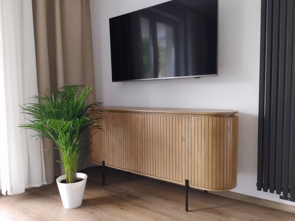 Komoda Alice mango jasna 160 cm z drzwiczkami i półkami do salonu i sypialni
