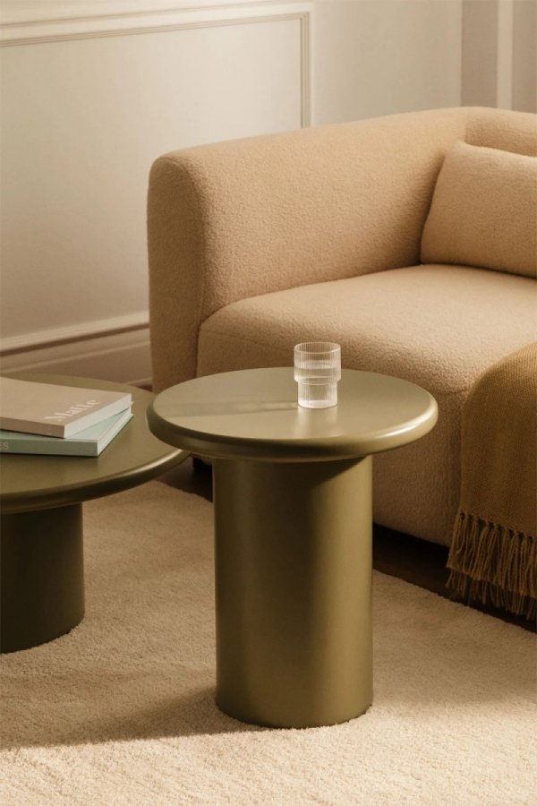 Okrągły stolik pomocniczy Rodeo MDF Ø45 cm w kolorze Salvia Zieleń, minimalistyczny design, ustawiony obok sofy, na blacie dekoracyjne elementy wnętrza.
