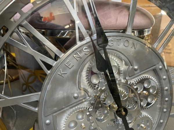 Bardzo elegancki zegar ścienny Kensington srebrny z widocznym mechanizmem