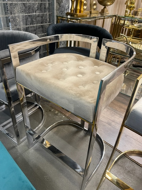 Wytworne krzesło barowe VICTORIA tapicerowany hoker srebrny 80 cm