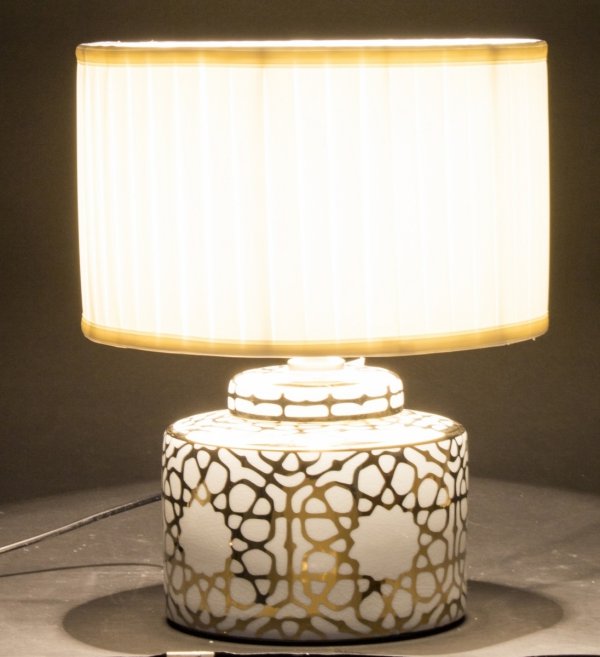 Lampa stołowa  z ceramiczna podstawą i białym abażurem.