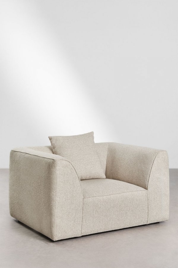 Fotel tapicerowany Cardea w kremowo-beżowej tkaninie w aranżacji salonu - SKLUM 