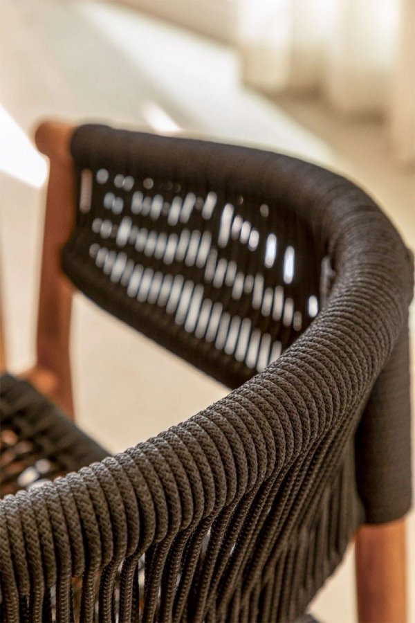 Drewniane akacjowe krzesło fotel do salonu Terry grafitowa szarość