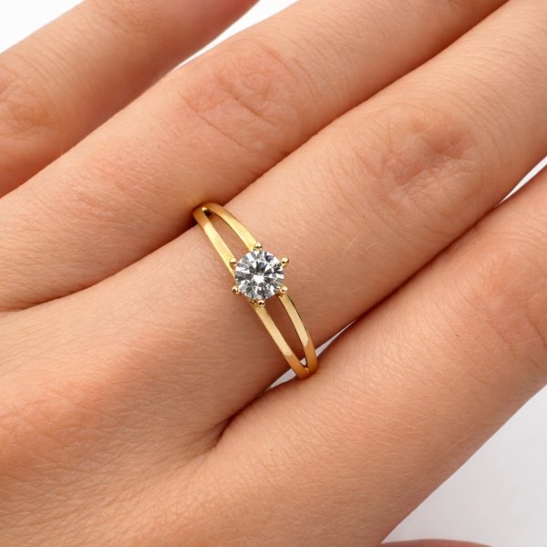 Pierścionek z kamieniem o szlifie brylantowym R.15 złoto 585 