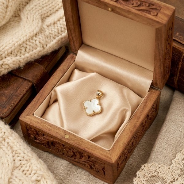 Wisior koniczyna masa perłowa złoto 585 