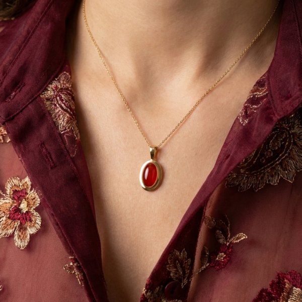 Zawieszka z koralem naturalnym o owalnym kształcie złoto 585 