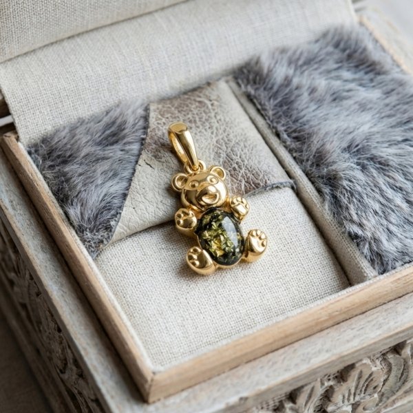 Zawieszka pozłacana z misiem i zielonym bursztynem srebro 925