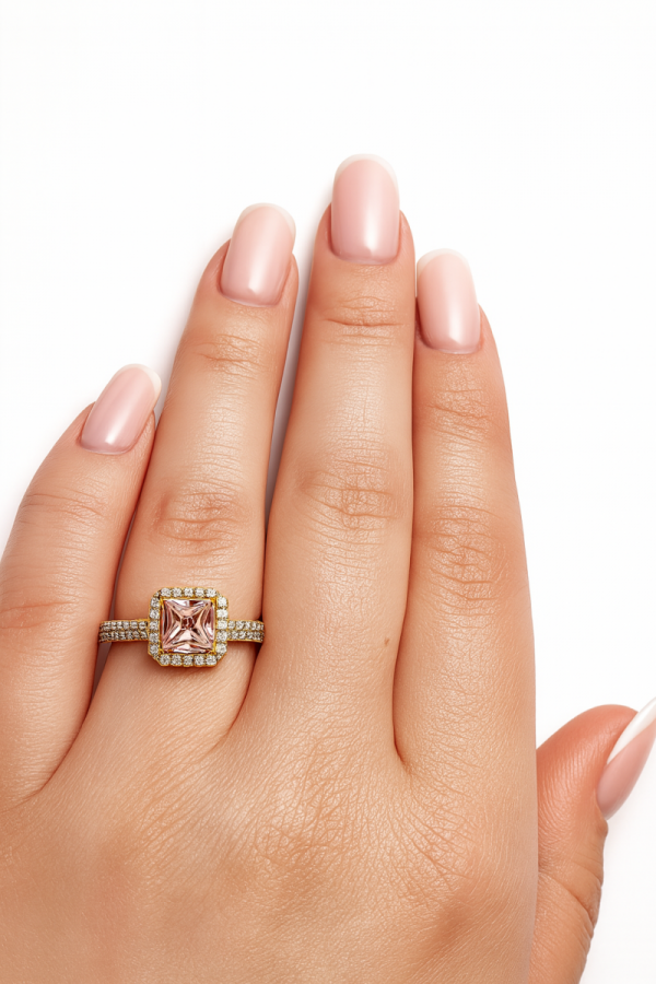 Pierścionek z różowym kamieniem szlif Princess R.15 złoto 585