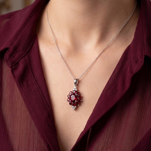 Wisior kwiat z naturalnym rubinem srebro 925