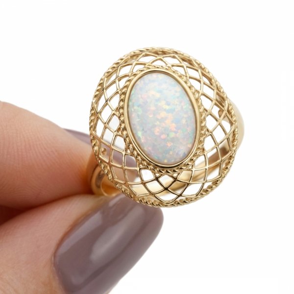 Pierścionek z opalem w ażurowej oprawie ze złota próby 585