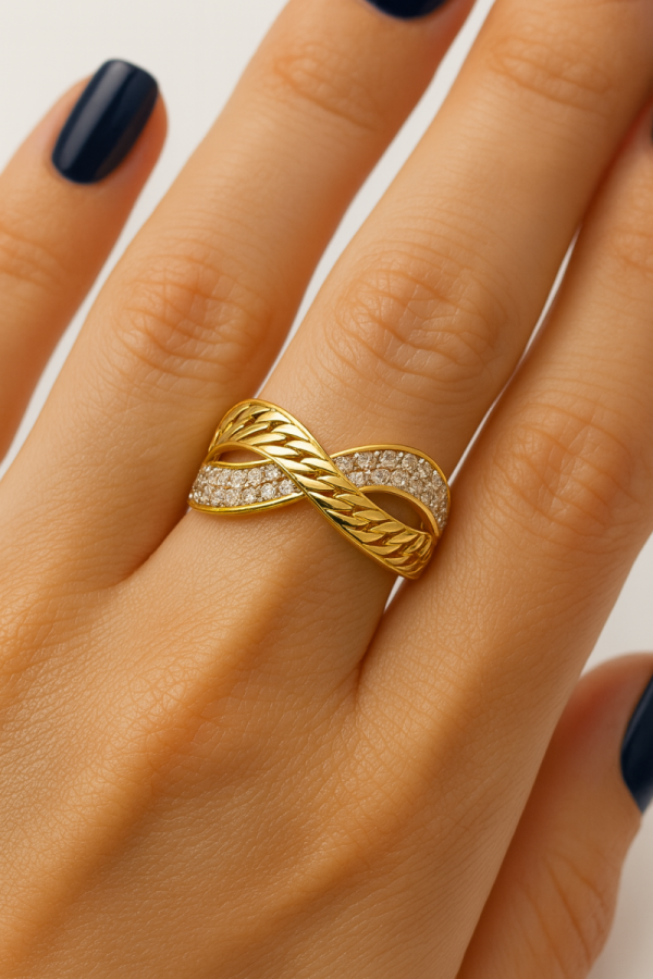 Pierścionek  z motywem ogniw i kamieniami R.19/20 złoto 585  