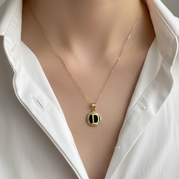Wisior inicjał litera D koło czarna emalia jub złoto 585 